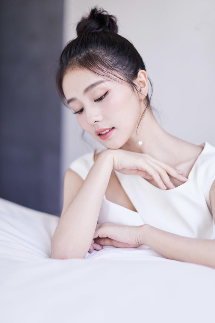 中国女明星白鹿丸子头发型高清写真图片