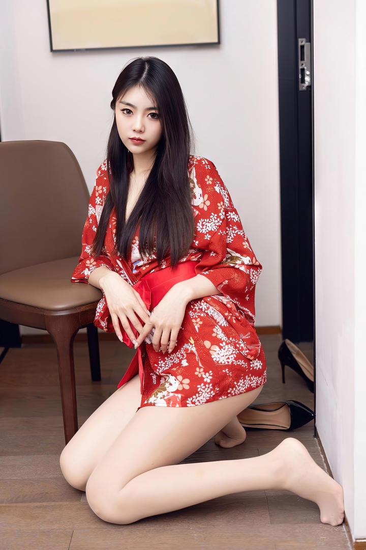 跪在地板上的国内漂亮丝袜美女高清精选素材图片