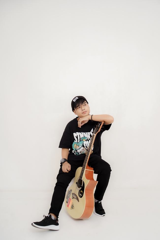 手持吉他写真的亚洲帅哥图片