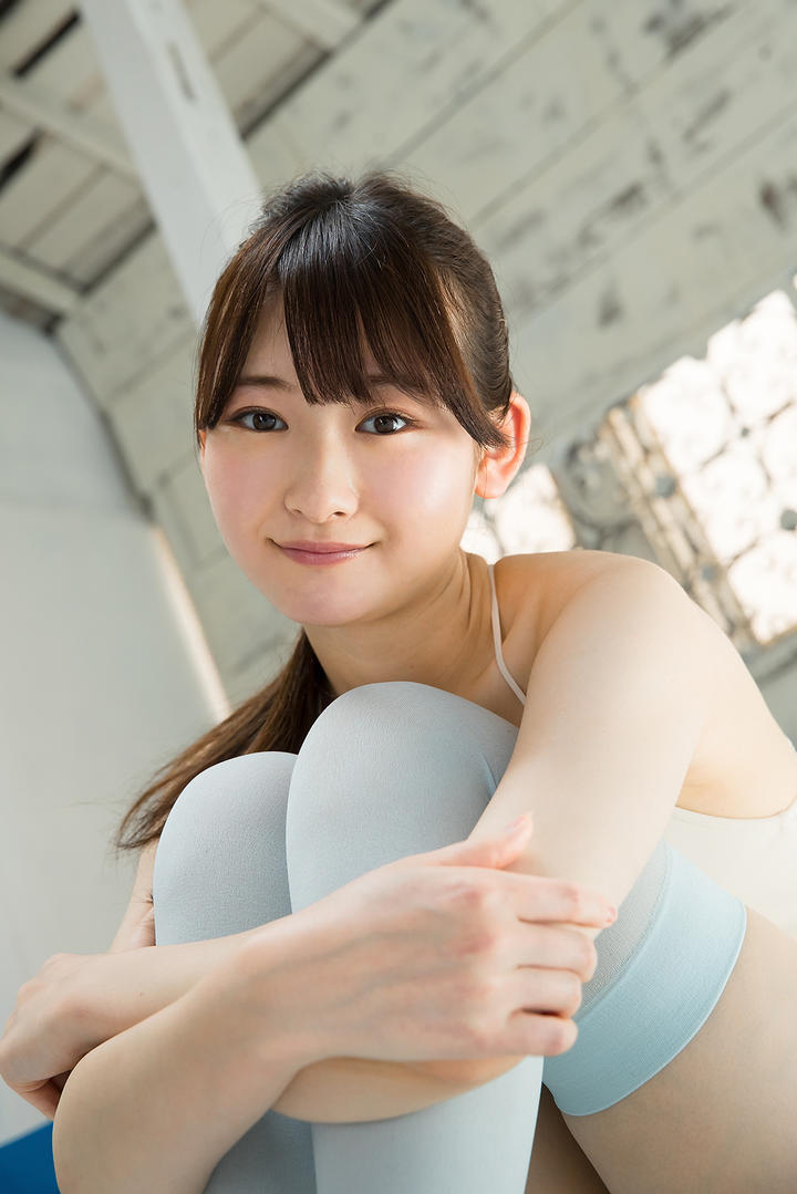 抱着双腿的日本女生图片