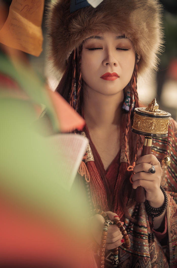 念经的藏族美女可可艺术写真图片