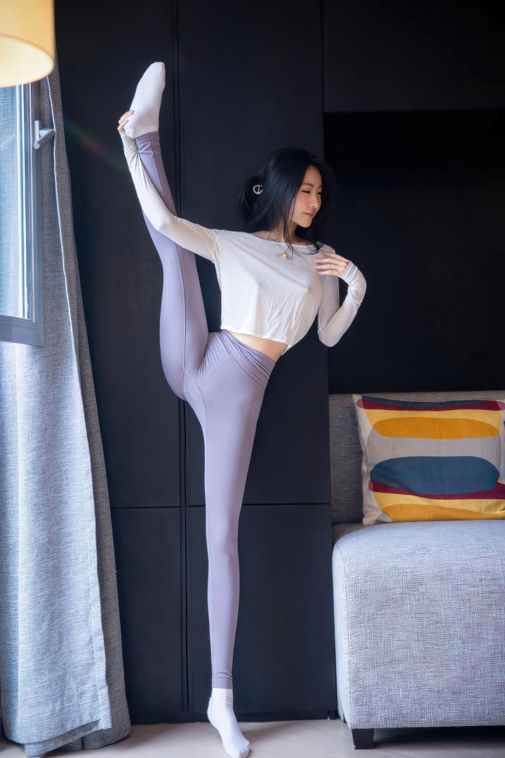 穿瑜伽裤的舞蹈系美女高难度瑜伽动作摄影图片