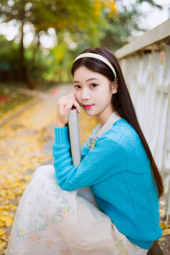 秋意正浓蓝毛衣小可爱