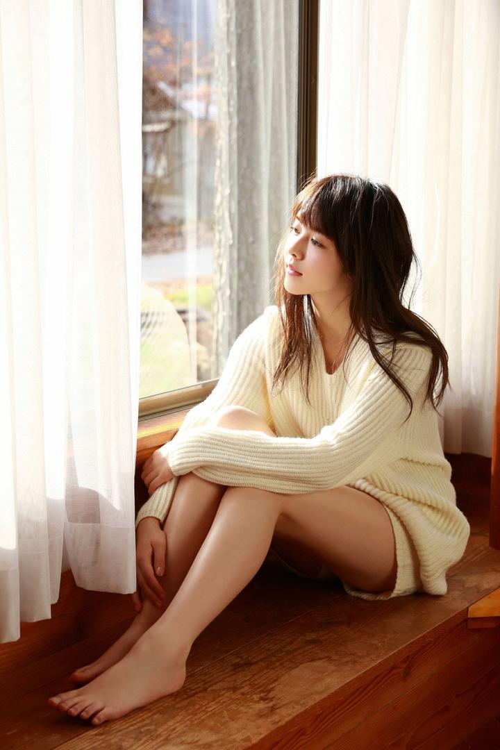 坐在窗边的忧郁气质美女