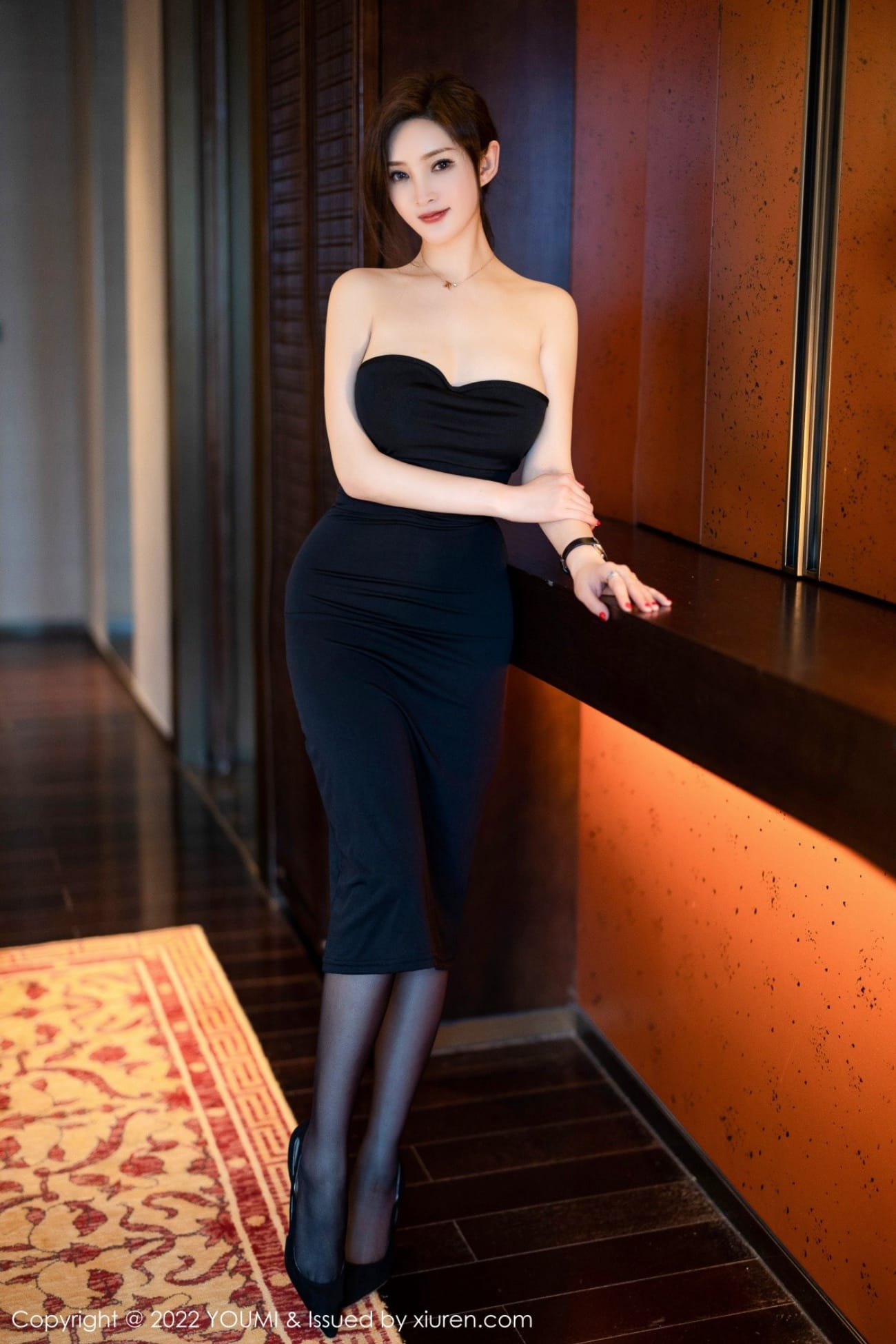 尤蜜荟性感女神周妍希露肩礼裙搭配黑丝诱人系列私房写真