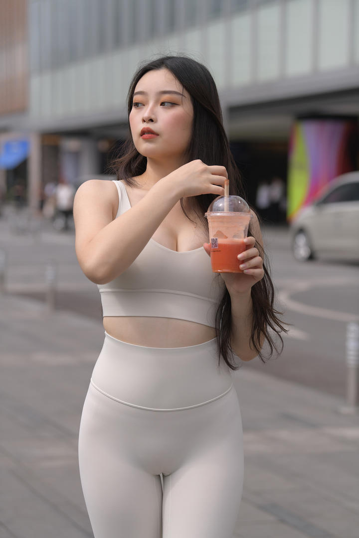 街拍街上行走的紧身裤丰满美女迷人诱惑福利大图