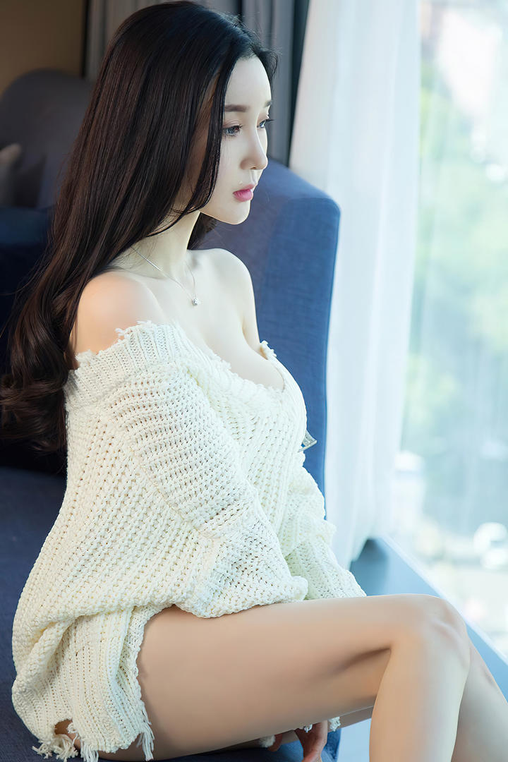 穿低胸毛衣的性感女神亚洲嫩模私拍图片