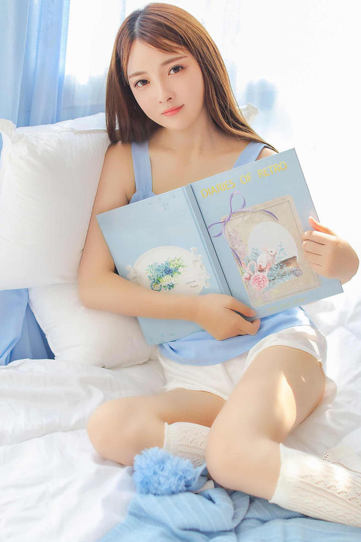 捧着书本的日本漂亮小美女图片