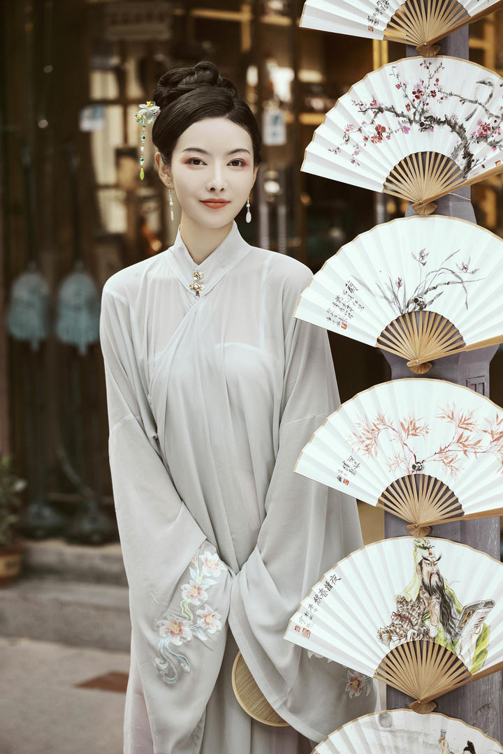 盘起头发的古装美女艺术写真图片