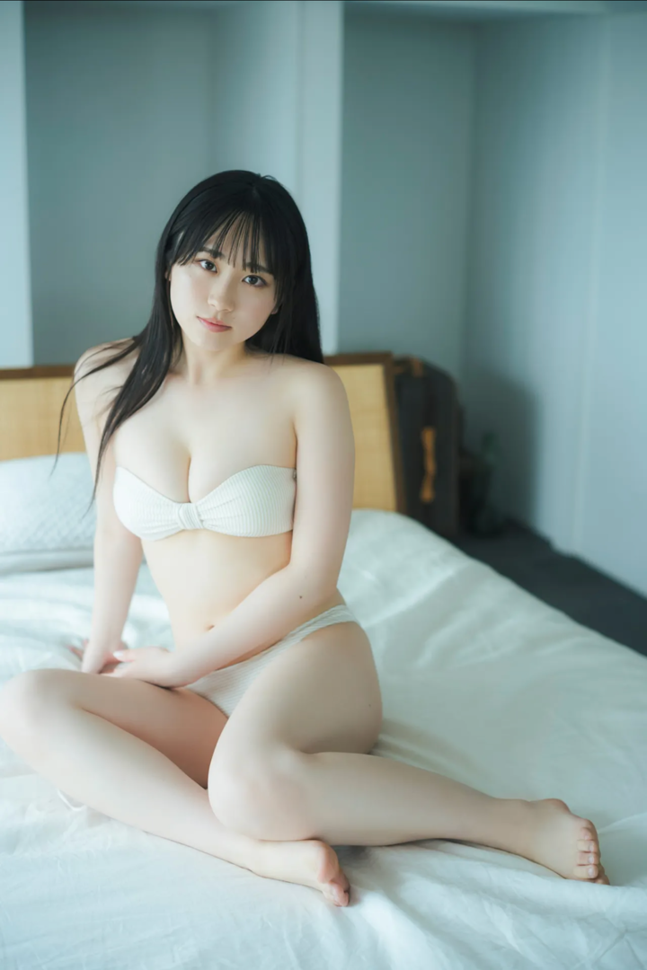 白嫩泳装美女床上自拍