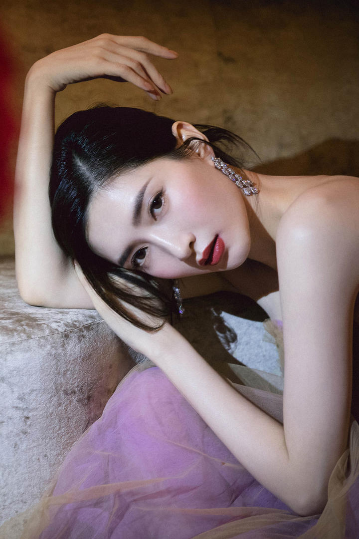 穿着露肩长裙的气质美女明星江疏影写真图片