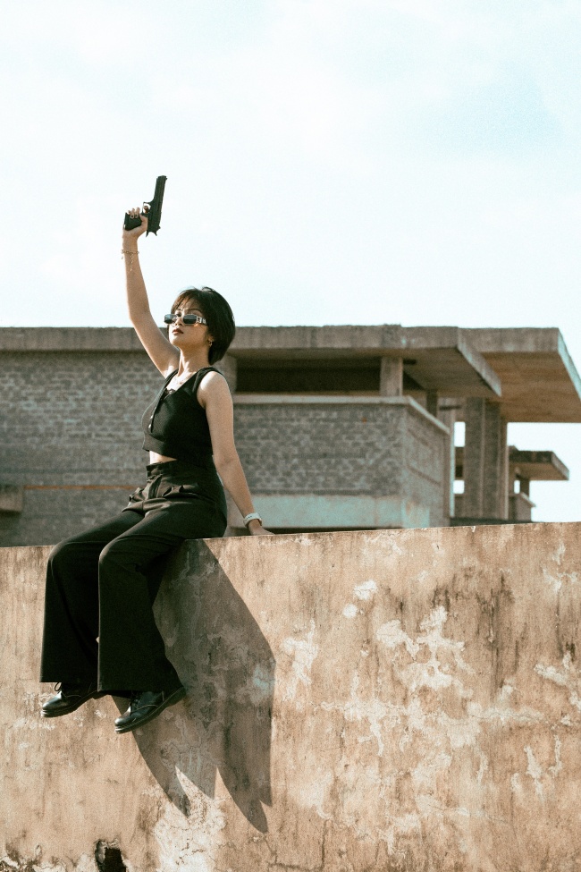 美女霸气持枪姿势图片