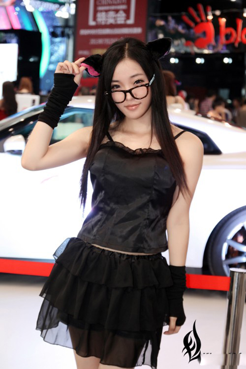 黑框眼镜妹性感展现唯美曲线