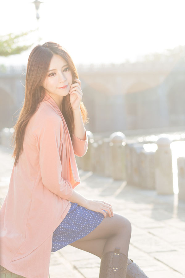 气质美女张齐郡甜蜜街拍迷人写真