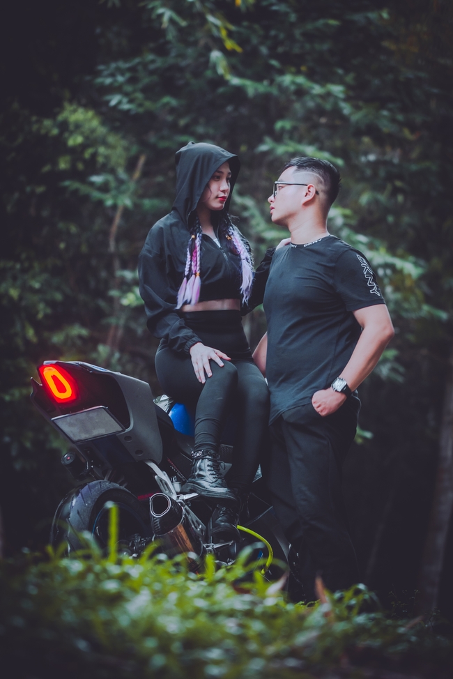 亚洲户外机车情侣写真图片
