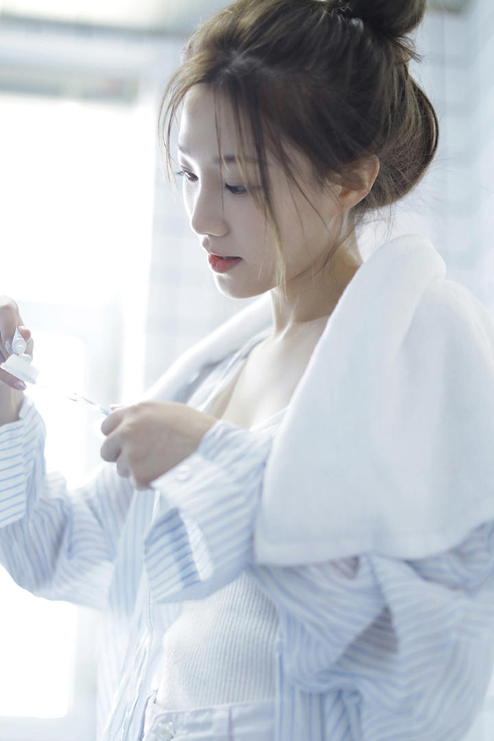 挤牙膏的极品气质美女写真