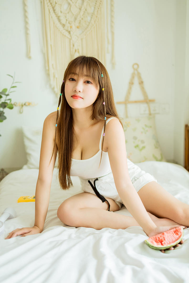 坐在床上吃西瓜的美女虞艺图片