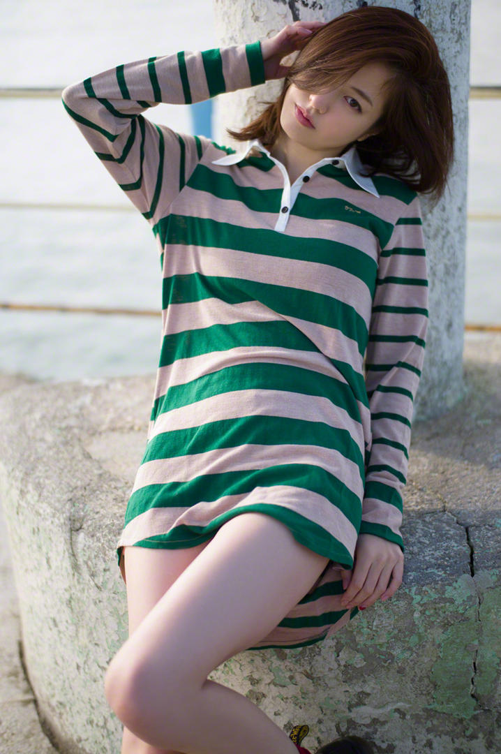 穿着格子条纹短裙的日本清纯美女写真图片