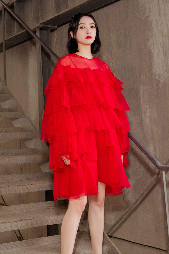 一身红裙的美女明星宋茜图片