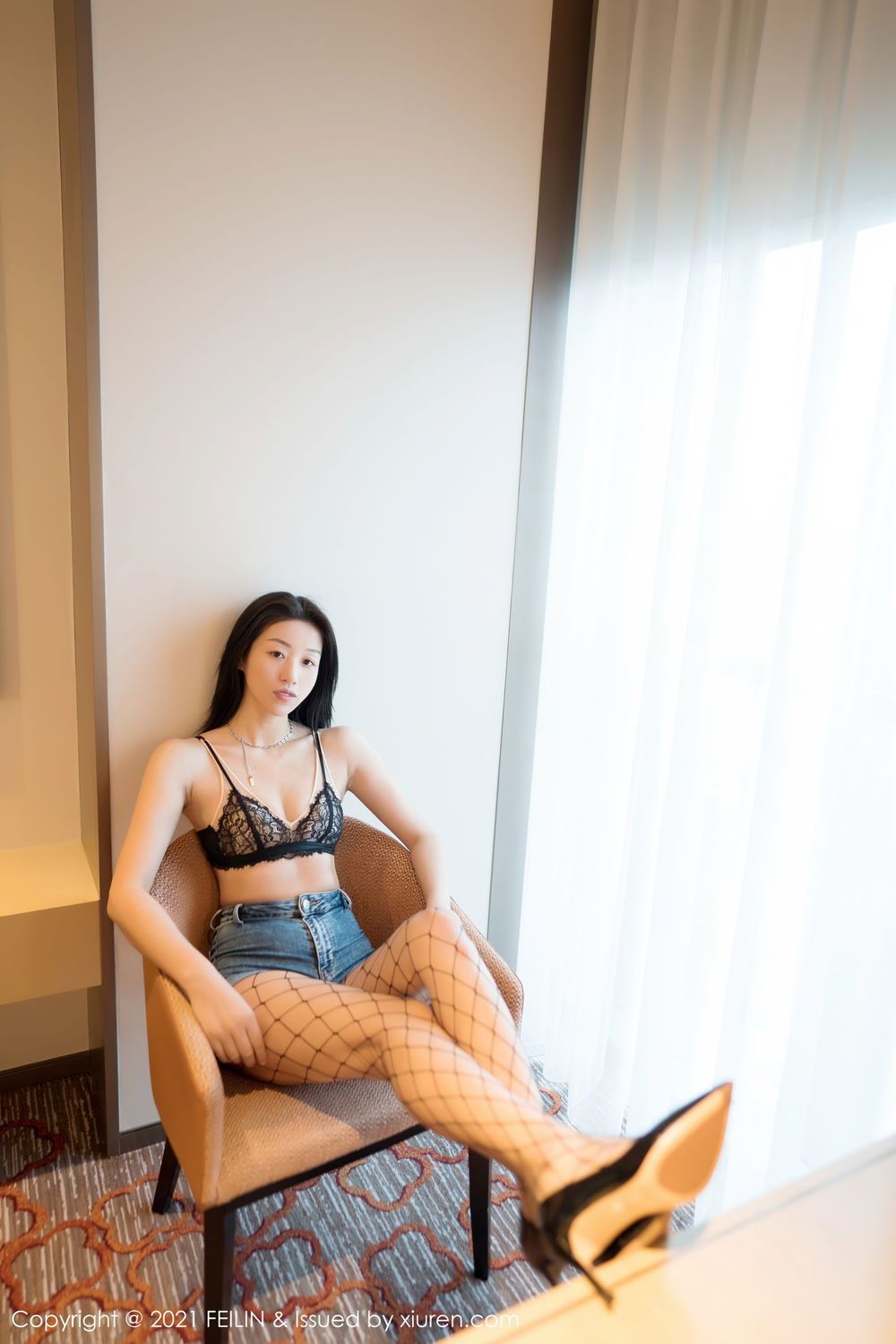 嗲囡囡新人模特尤尤子直率牛仔裤与黑丝网袜首套魅惑写真