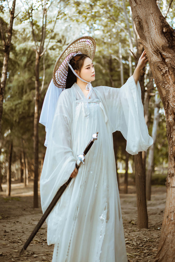 站在树边的女侠客古装美女图片