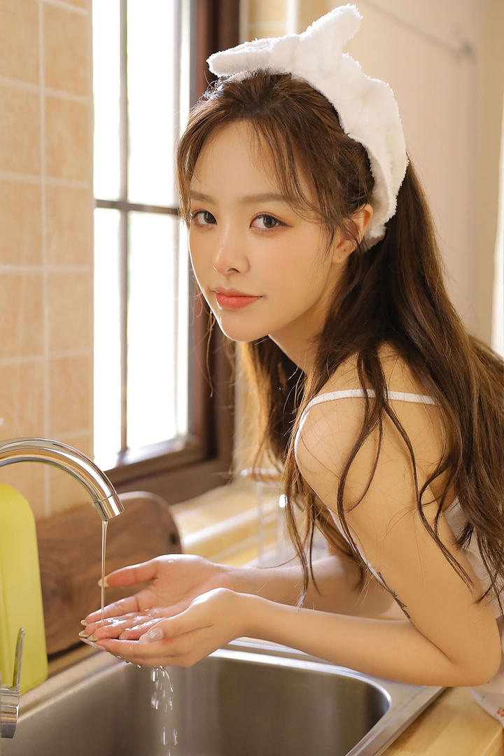 洗手的清纯美女女生头像图片