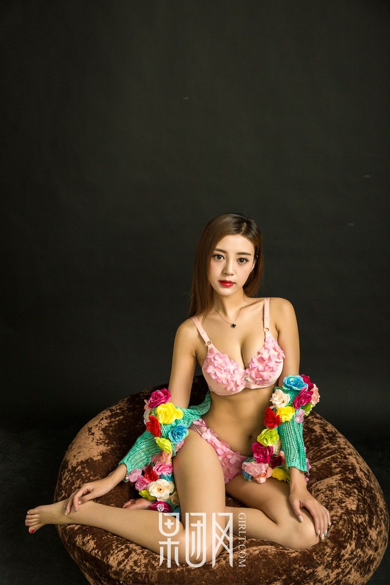 果团网养眼美女修长美腿粉色比基尼内衣诱惑少女气套图