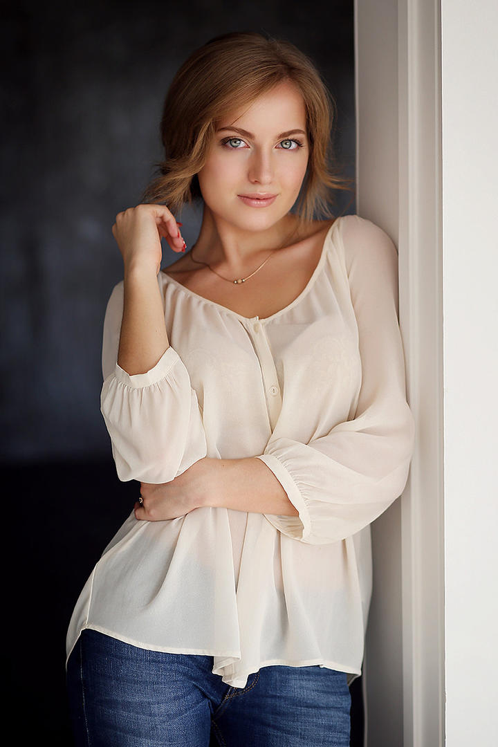 靠在门边的欧美美女半身写真