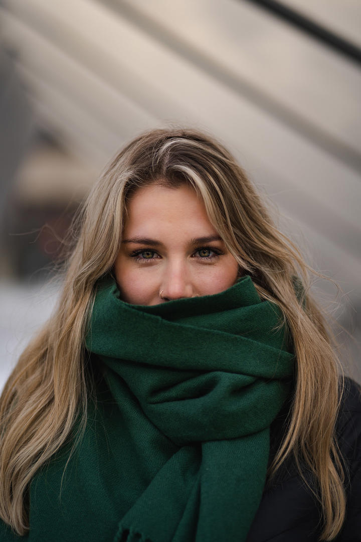 裹着围巾的欧美长发美女人像摄影写真图片