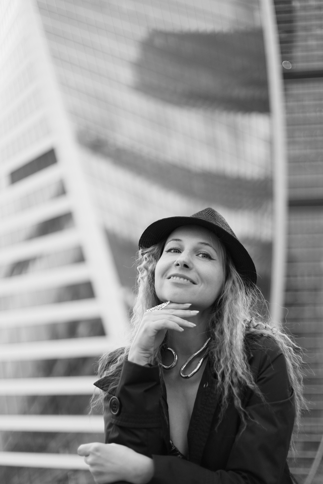 现代都市美女黑白风写真图片