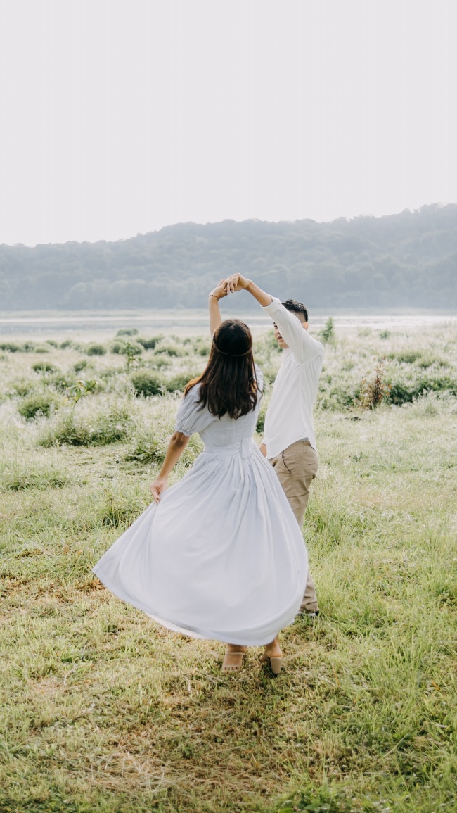 草地转圈圈的情侣图片