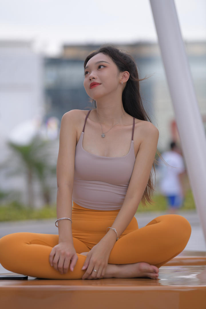 做瑜伽的漂亮紧身裤美女高清壁纸图片