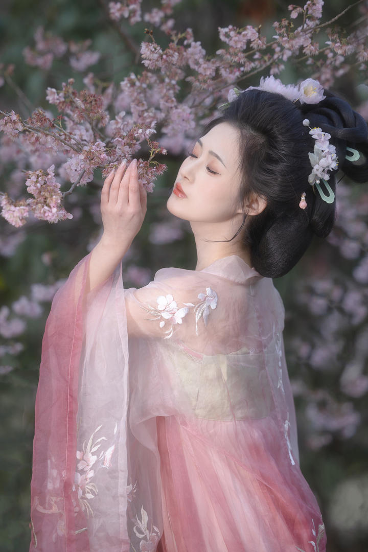 桃花林里的汉服美女