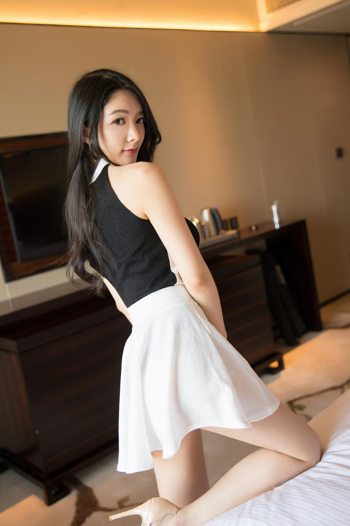 跪在床上的高清性感短裙美女背影图片