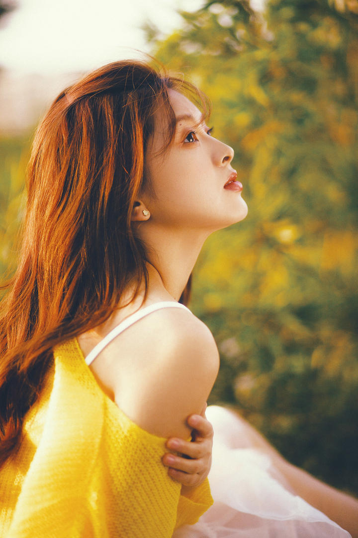 露出白皙香肩的清纯少女美女图库