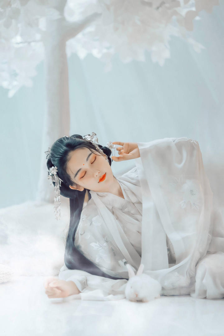高清唯美白色古装美女人体艺术摄影图片