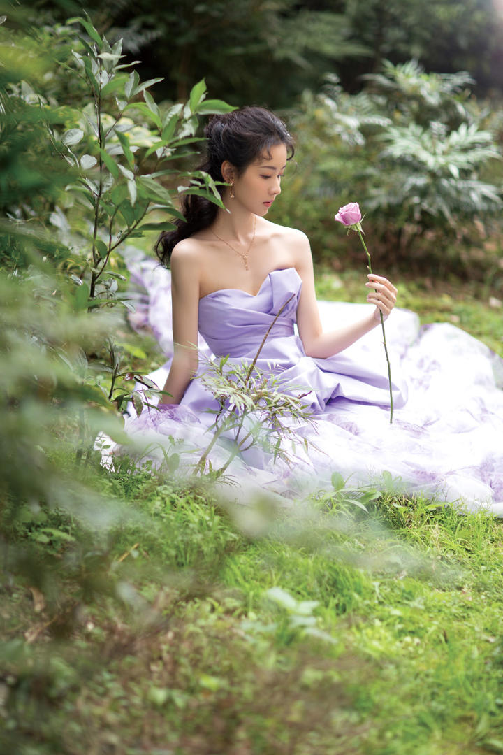 中国美女明星陈都灵紫色抹胸长裙美女写真图片