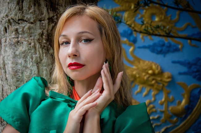 户外俄罗斯美甲美女写真摄影图片