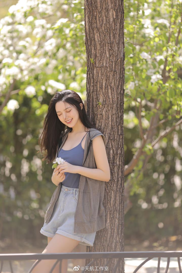 靠在树上的清纯美女户外摄影图片