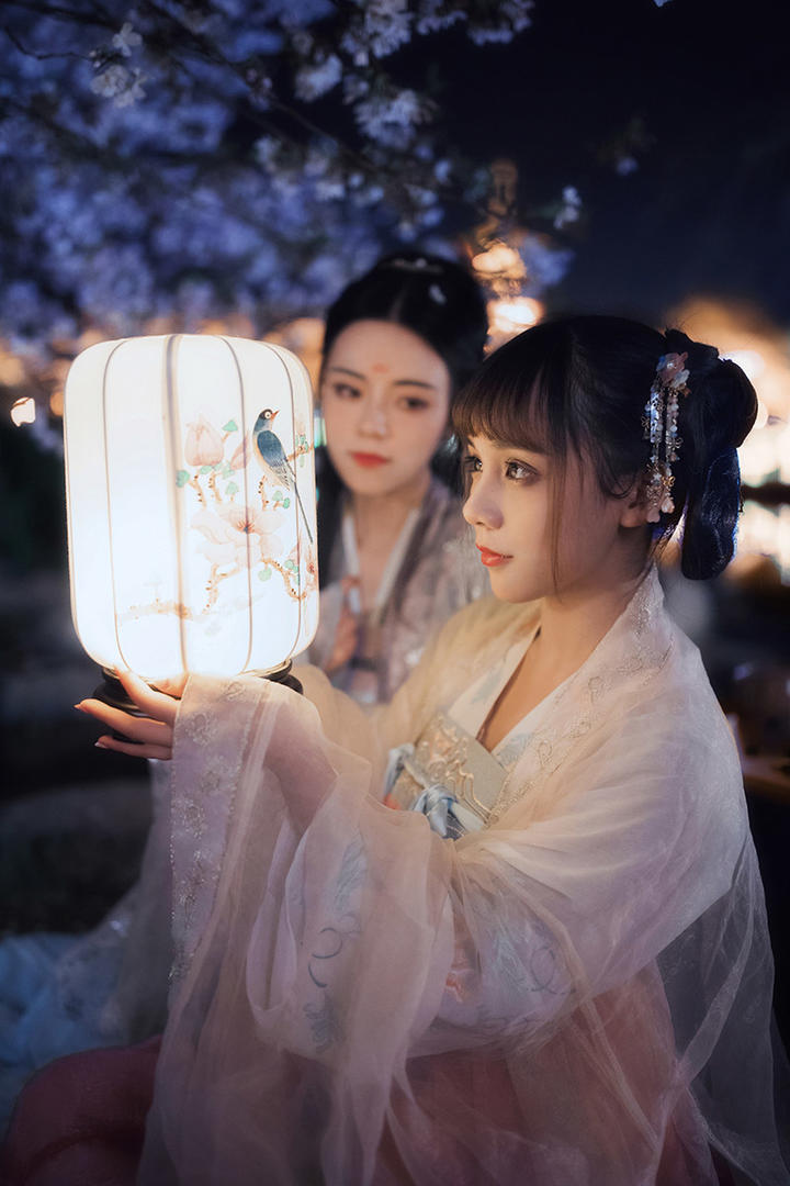 捧着灯笼的古装美女人像艺术摄影图片