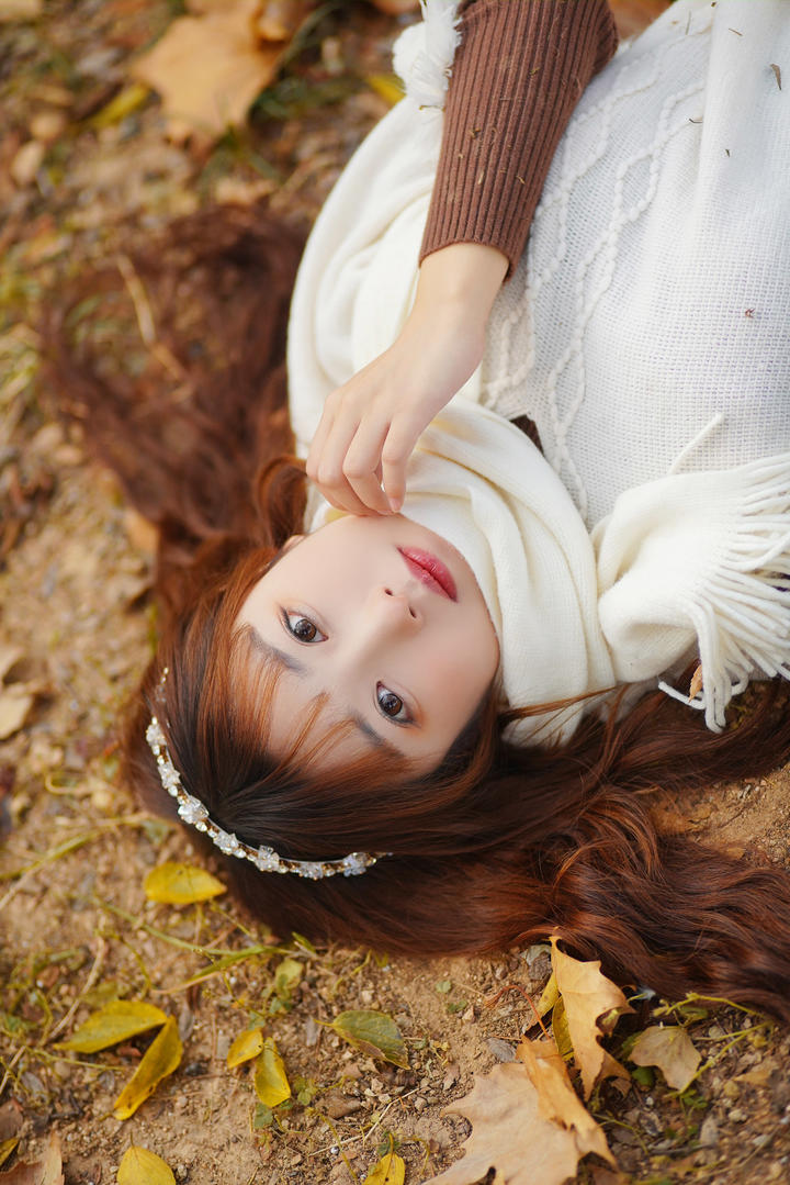 躺在地上的清纯养眼美女写真图片