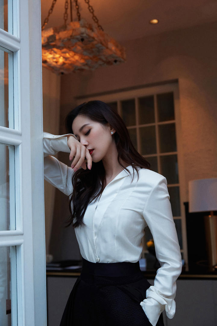 穿白色衬衣的美女明星刘诗诗高清图片