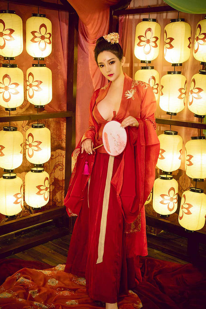 穿着红色古装的美女金梓琳艺术写真图片
