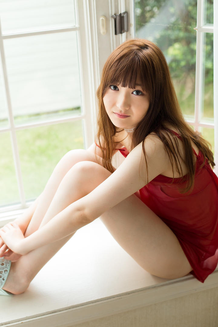 坐在窗户上的日本性感美女高清图片