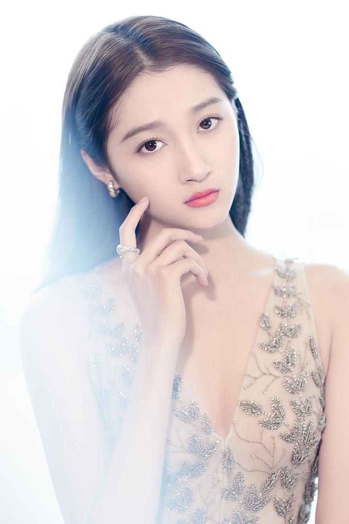 极品气质女星关晓彤写真突破