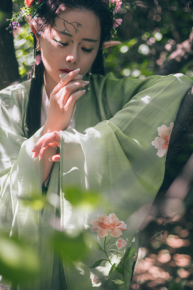 亚洲绿色汉服古风美女写真图片