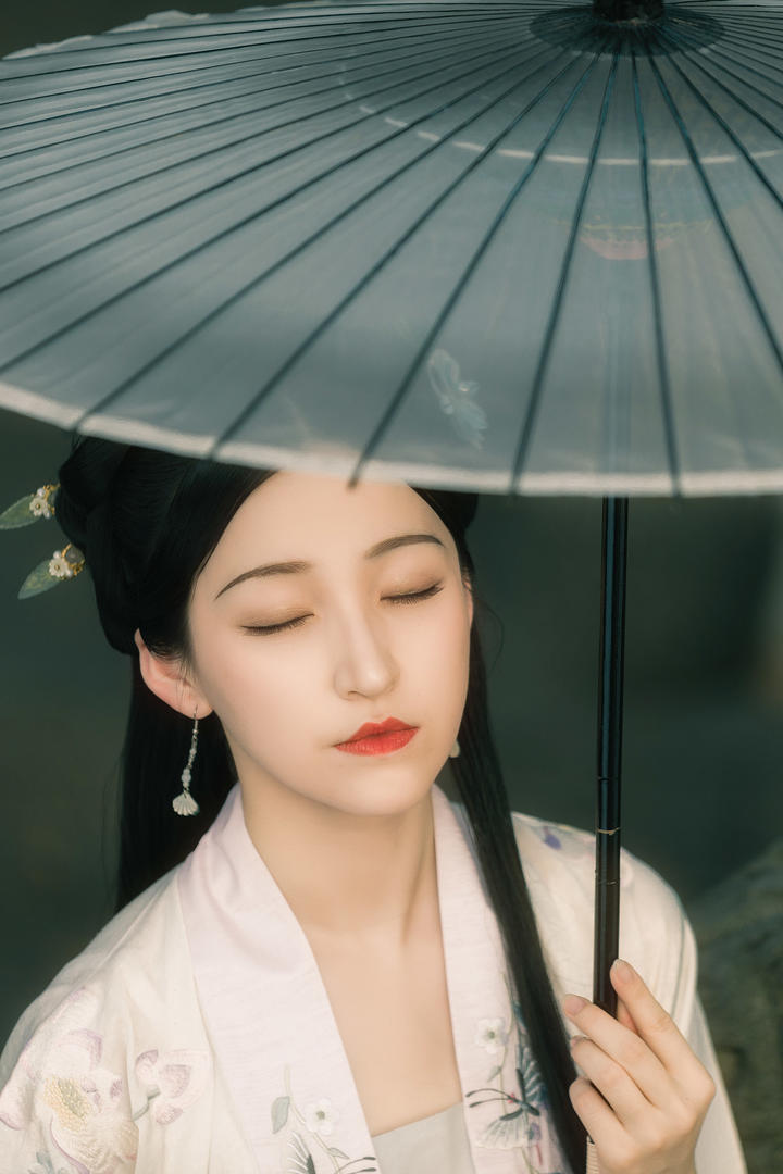 撑着油纸伞的唯美古装美女艺术写真图片