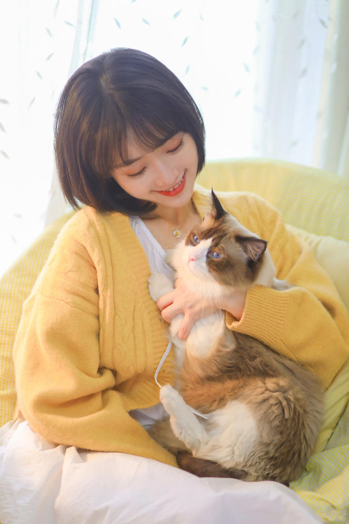 抱着猫咪的清纯甜美少女生活照图片
