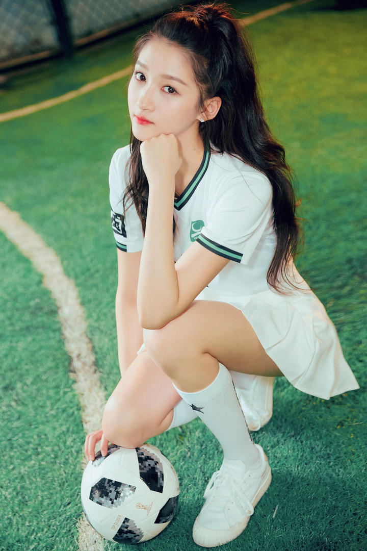 漂亮女明星关晓彤化身足球宝贝清纯靓丽美女写真图片