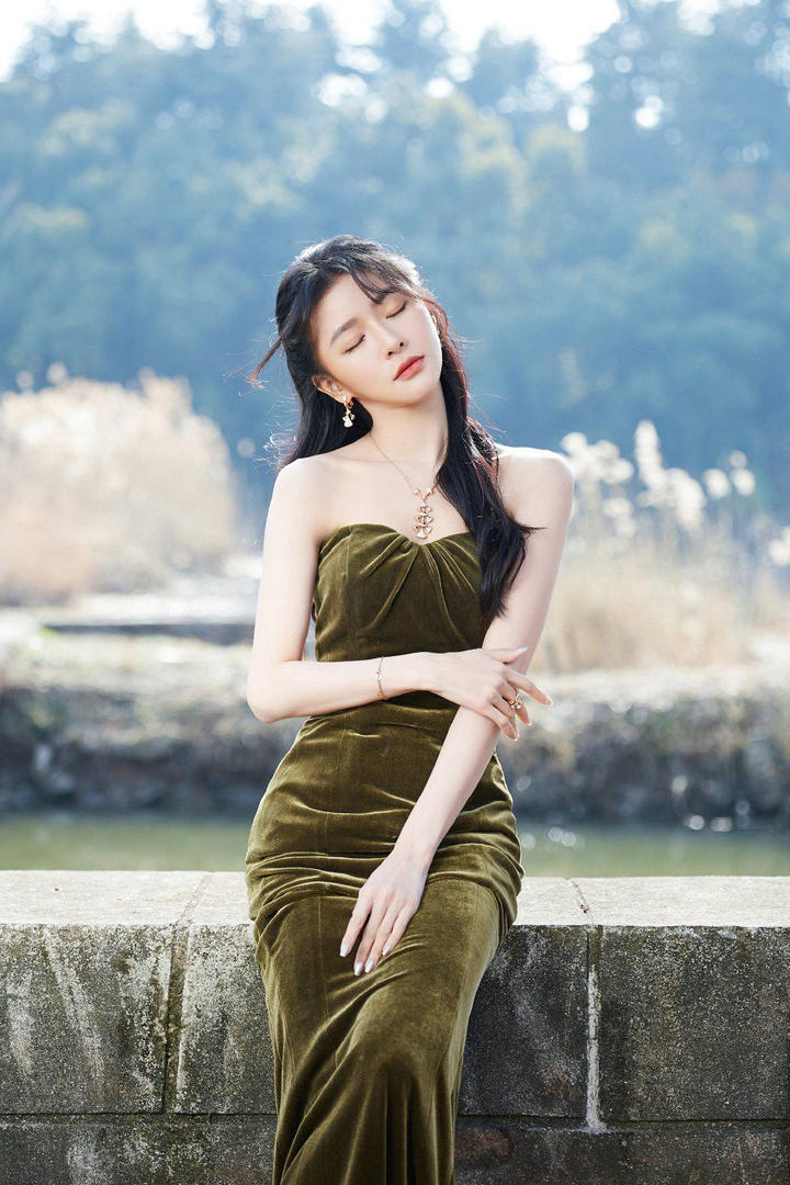 中国美女明星蔡卓宜抹胸丝绒长裙户外气质写真照片